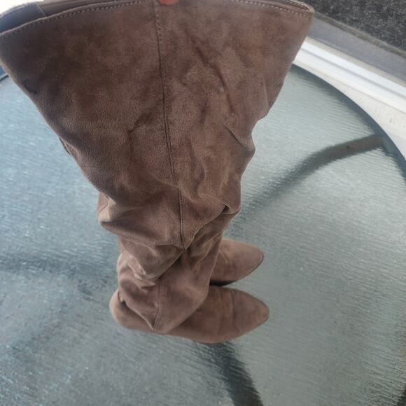 Qupid Womens GUC Sz 7 Slim Suede Like Knee High Boots in Tan with a Wedge - Picture 1 of 10
